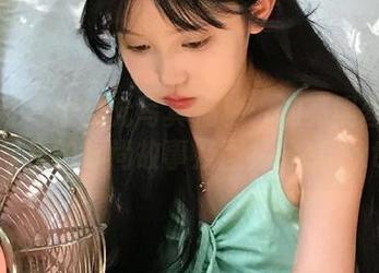 微密圈 – 张思允写真揭秘：油亮黑丝制服背后的时尚故事及图片分享.txt