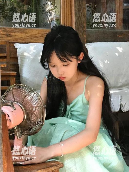 微密圈 - 张思允写真揭秘：油亮黑丝制服背后的时尚故事及图片分享.txt