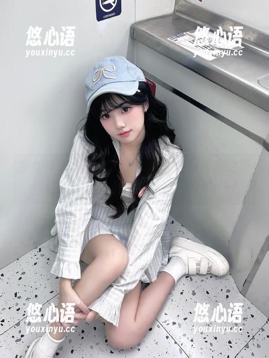 推女神 - 施忆佳Kitty酱的校园写真之旅：原图呈现与众不同的青春风景.txt