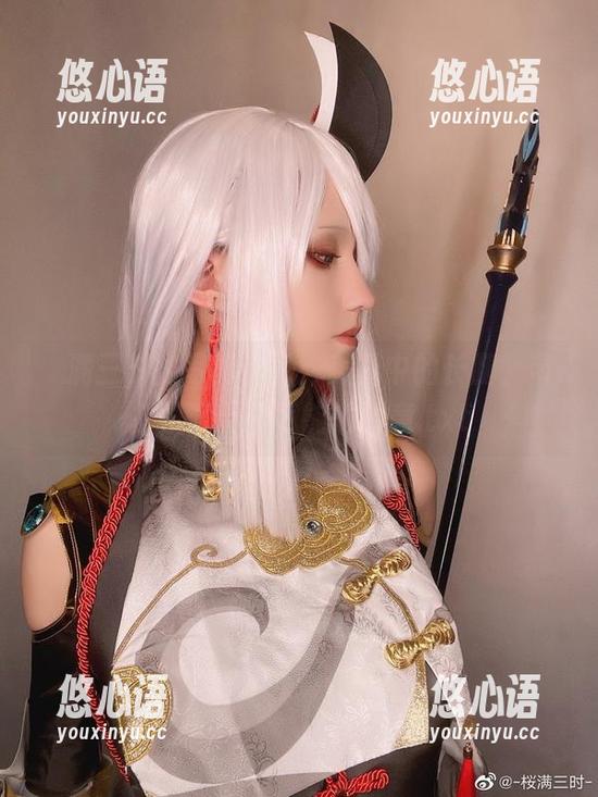 桜满三时的写真作品：美图中的长腿，带你领略无限可能的创意.txt