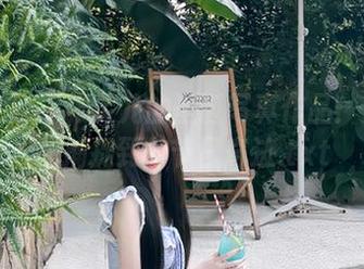 梦丝女神 – 张灵儿的圣诞写真作品：她用镜头捕捉到的节日奇迹.txt