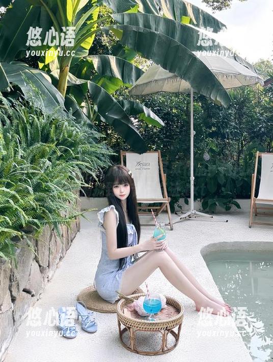 梦丝女神 - 张灵儿的圣诞写真作品：她用镜头捕捉到的节日奇迹.txt