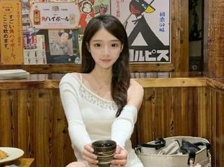 新视觉盛宴：森萝财团白色死库水8D油亮黑丝写真套图闪亮登场.txt