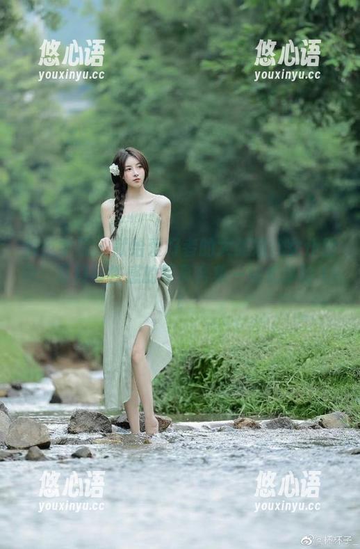 模范学院 - 献给爱好者的大美妞儿女仆图包：奇幻与性感的写真合集一站式体验.txt