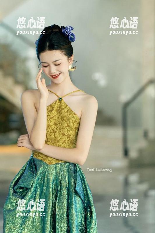 模范学院 - 感受苏西-susie的短裤美图：在私房时光中展现风情万种的魅力！.txt