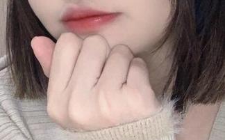 与洛桑w伊梓相约雨后天台，分享她那富有灵性的cos原图作品。.txt