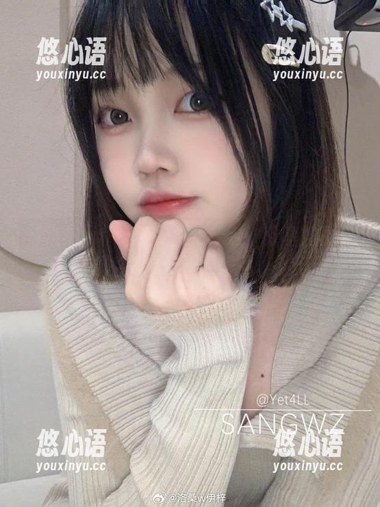 与洛桑w伊梓相约雨后天台，分享她那富有灵性的cos原图作品。.txt