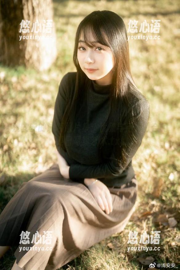 浅安安的泳装照片集：优雅与活力融合的夏日写真艺术.txt