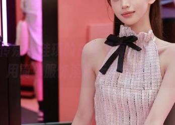 物恋传媒 – 佳琪的白裙写真，分享她如何用简单服饰演绎无尽优雅.txt