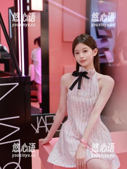 物恋传媒 - 佳琪的白裙写真，分享她如何用简单服饰演绎无尽优雅.txt