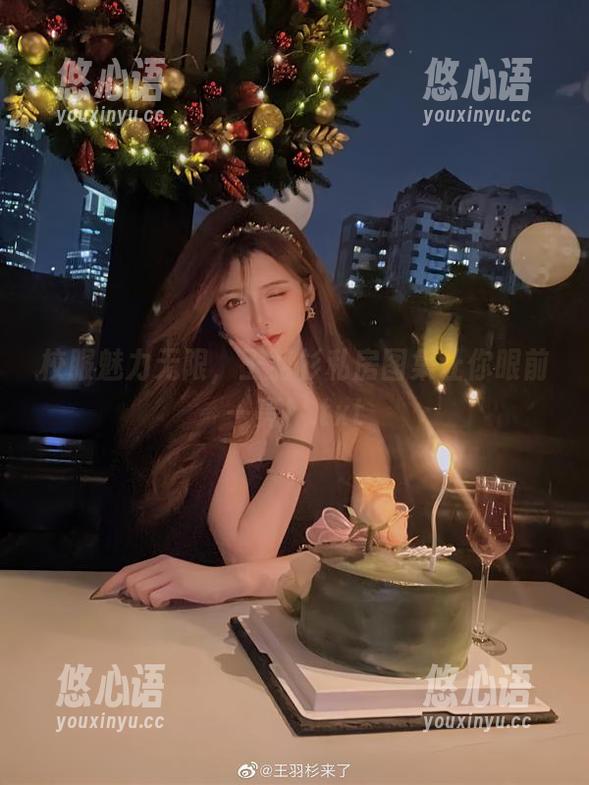 校服魅力无限，王羽杉私房图集让你眼前一亮！.txt