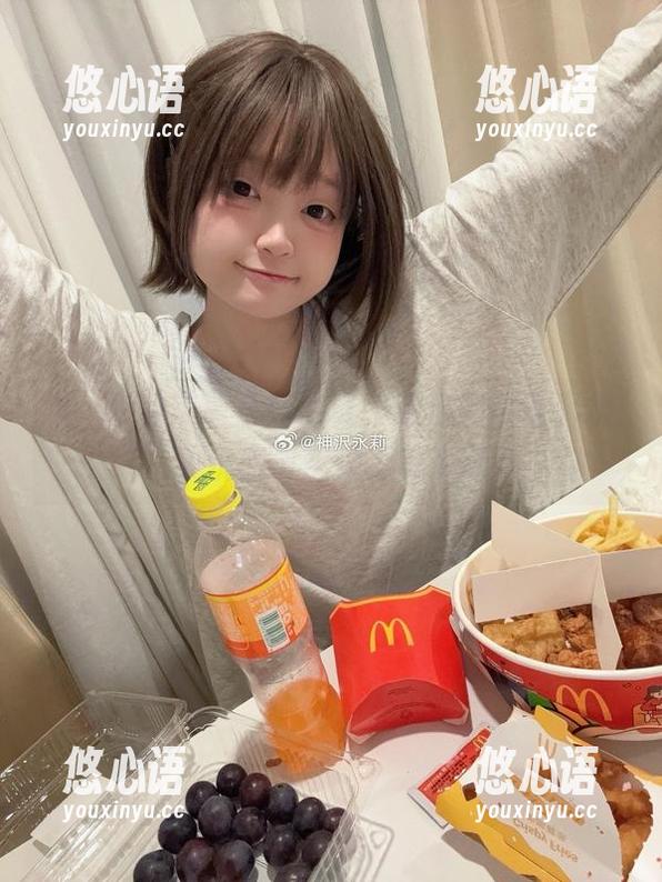 神沢永莉黑色系列写真，精选图片诠释极致优雅与叛逆之美.txt