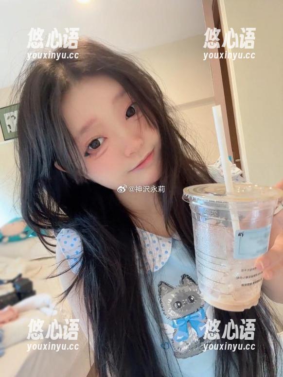 探索神沢永莉的吊带艺术：精美图包与作品回顾.txt