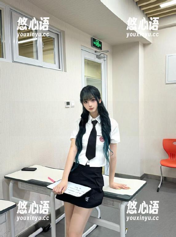 秀人网 - fairy如歌女孩写真精选：在镜头下绽放的青春，快来一起欣赏吧！.txt