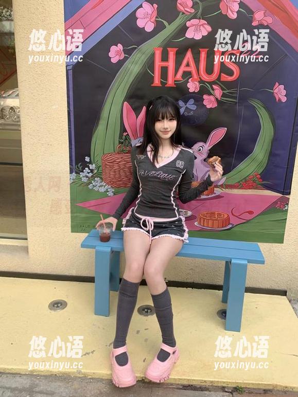 秀人网 - 允尔的在线丝袜图集：在细腻中感受力量，女人的优雅之路.txt