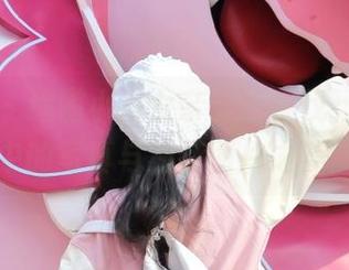 秀人网 – 追随小魔女奈奈的步伐，探索她旅拍中的写真与独特图片之美！.txt