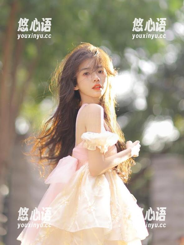 秀人网-杨晨晨Yome 秀人网 - 杨晨晨Yome吊裙丝袜写真图集:粉嫩与性感的完美结合.txt