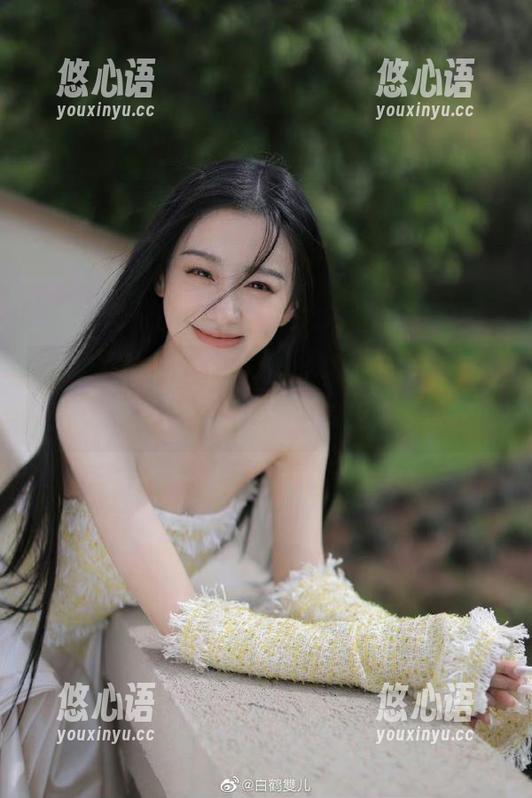 秀人网 - 杨晨晨Yome的艺术视角，女孩全套图包，带你感受摄影的无限可能.txt