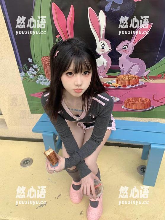 秀人网 - 免费下载露露小喵最新黑白作品原图，快来欣赏她的艺术之美！.txt
