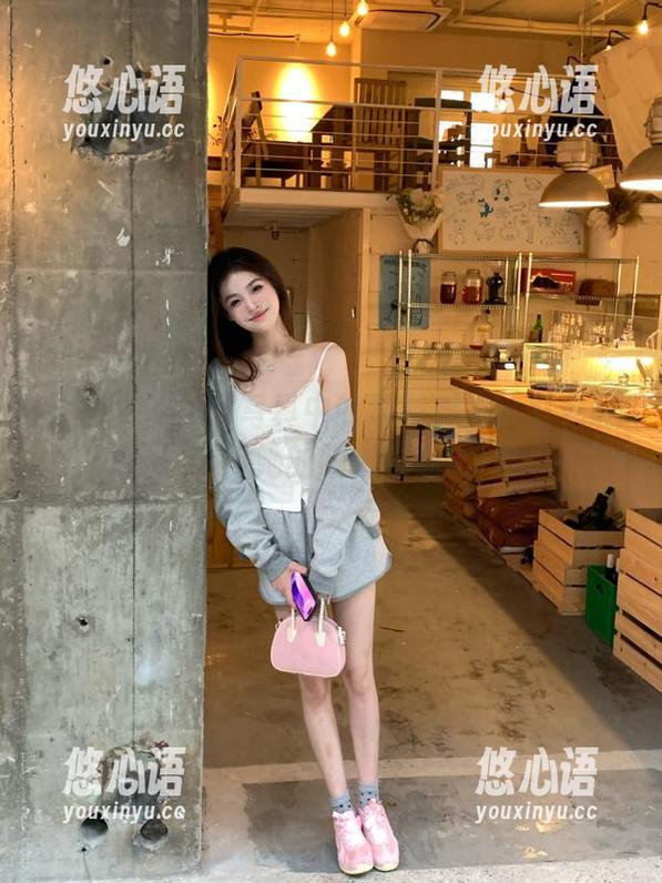 微密圈 - 私房写真中的独特魅力：紫色哒豚豚与她的眼镜时刻.txt
