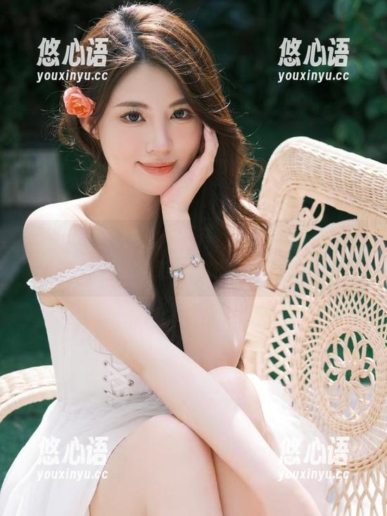 纳丝摄影 - 秘密大公开，快来观看画画的图包，发现不一样的她！.txt