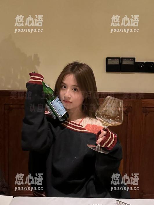 美媛馆 - 王馨瑶的油亮写真原图，笑着承认自己太爱让人下载了！.txt