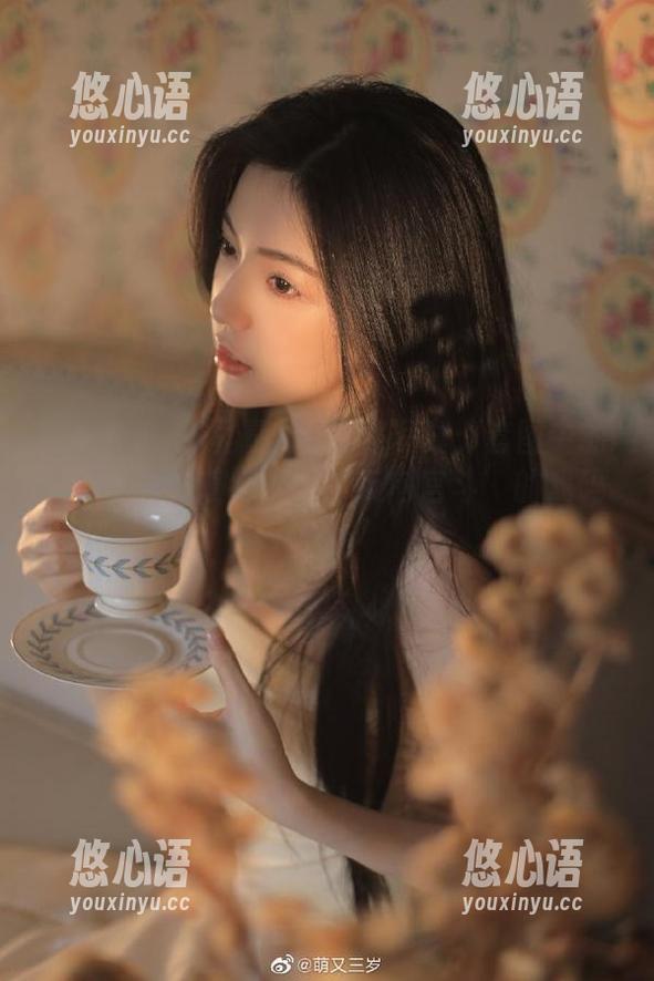 美媛馆 - 绮里嘉ula居家写真：套图中的我，仿佛在演绎一场‘反向宫斗’的戏码.txt