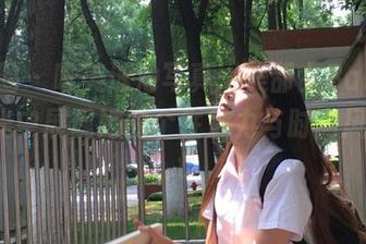 微密圈 – 唯美泳池写真：美邵女Baby在无圣光中展现她的个性魅力与时尚风采.txt