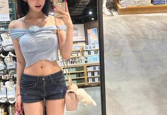 花漾show – 穆菲菲带来睡衣主题美图更新，分享她的无限魅力！.txt