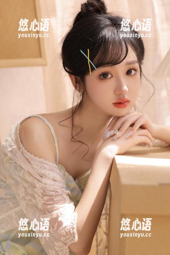 袜啵啵 - 图片里的稚予，穿上短黑丝，瞬间化身为时光隧道中的迷人主角.txt