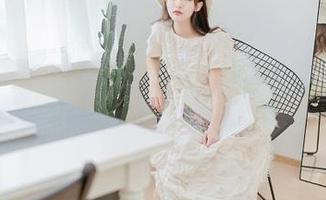 袜小喵捕捉瞬间：喵女王的金高跟写真套图带你领略风格.txt