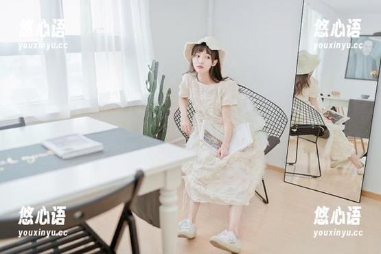 袜小喵捕捉瞬间：喵女王的金高跟写真套图带你领略风格.txt