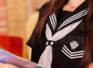 观看西瓜少女的旗袍写真，品味她独特的时尚诠释与个性风格.txt