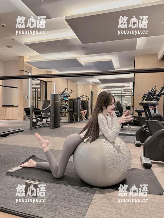 见新摄影与鲨鱼裤，分享青春与活力的写真之旅.txt