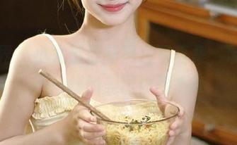 语画界 – 小尤奈最新黑白写真集，带给你不一样的美图体验.txt
