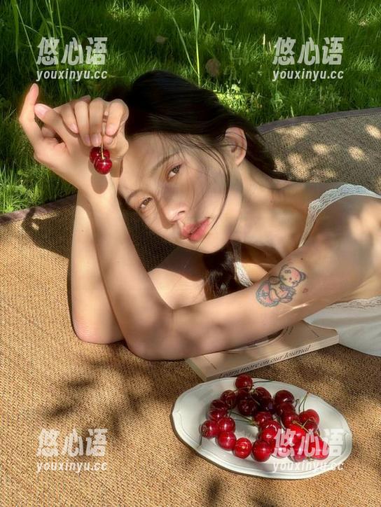 微密圈 - 网盘独享：陈佩奇带你领略她的美脚作品，尽显优雅风姿.txt