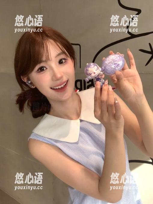 青豆客 - AZHUA的时尚套装合集：精致图片记录她的不凡风采.txt