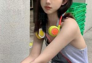 青豆客 – 精选“思淇Sukiii泳装”原图：在沙滩上，或许我更适合当“泳装”的吉祥物！.txt