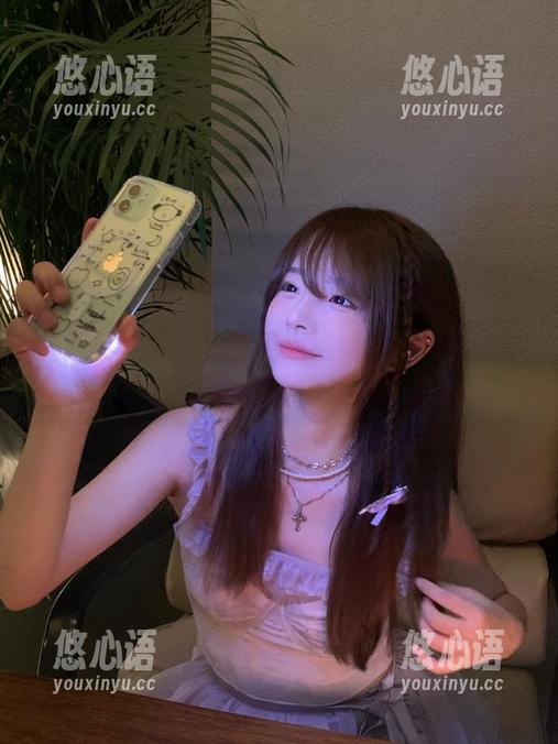 魅妍社 - 最新推出周周姐姐图集：在光影中呈现她与众不同的风采！.txt