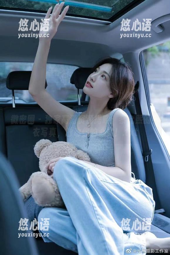微密圈 - 独家高清资源揭晓：黎允熙的毛衣写真，触动你的心灵！.txt